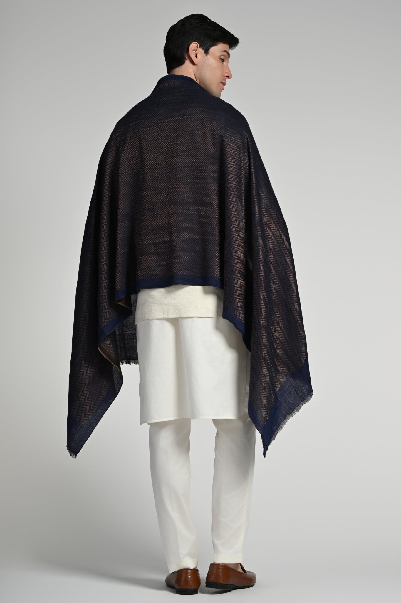 Fine Wool Geometric Zari Stole – Men's Zari Stoles – Detail view | Taroob