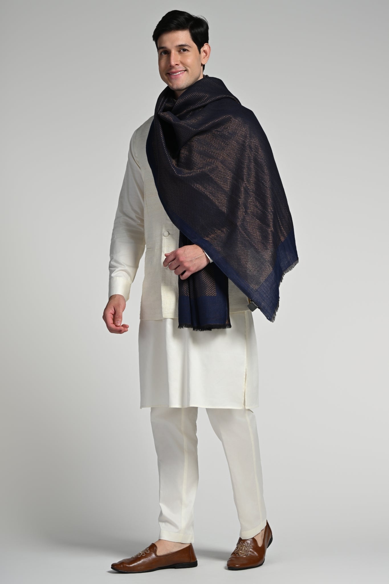 Fine Wool Geometric Zari Stole – Men's Zari Stoles – Alternate view | Taroob