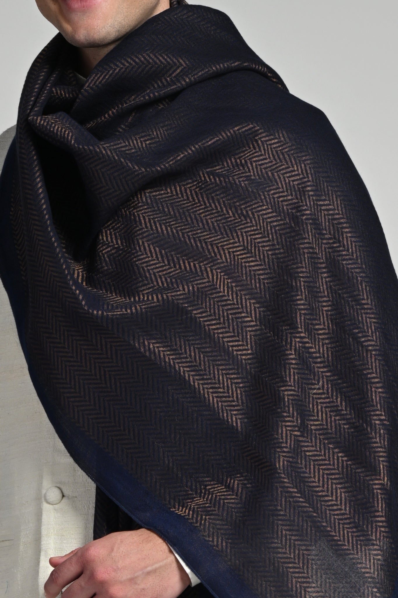 Fine Wool Geometric Zari Stole – Men's Zari Stoles – View 6 | Taroob