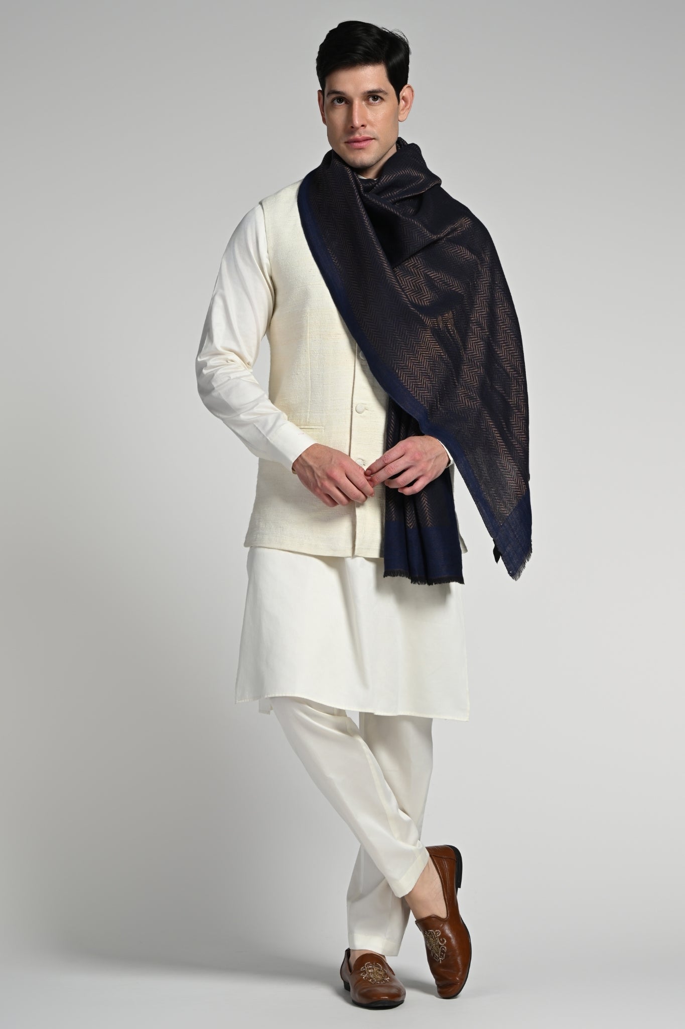 Fine Wool Geometric Zari Stole – Men's Zari Stoles – View 5 | Taroob