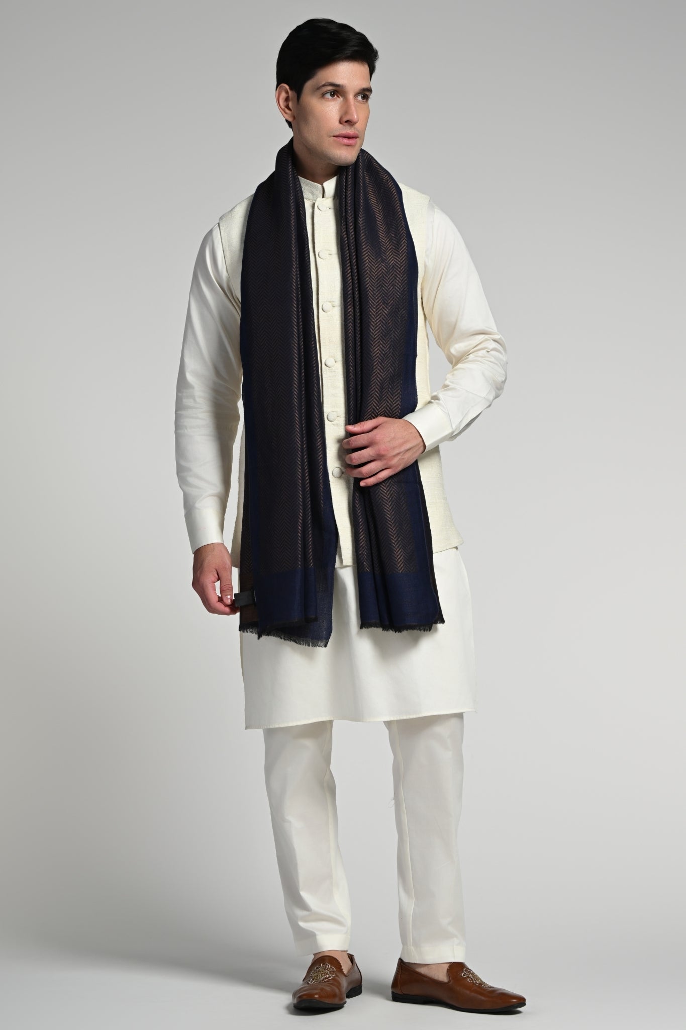 Fine Wool Geometric Zari Stole – Men's Zari Stoles – Styling view | Taroob