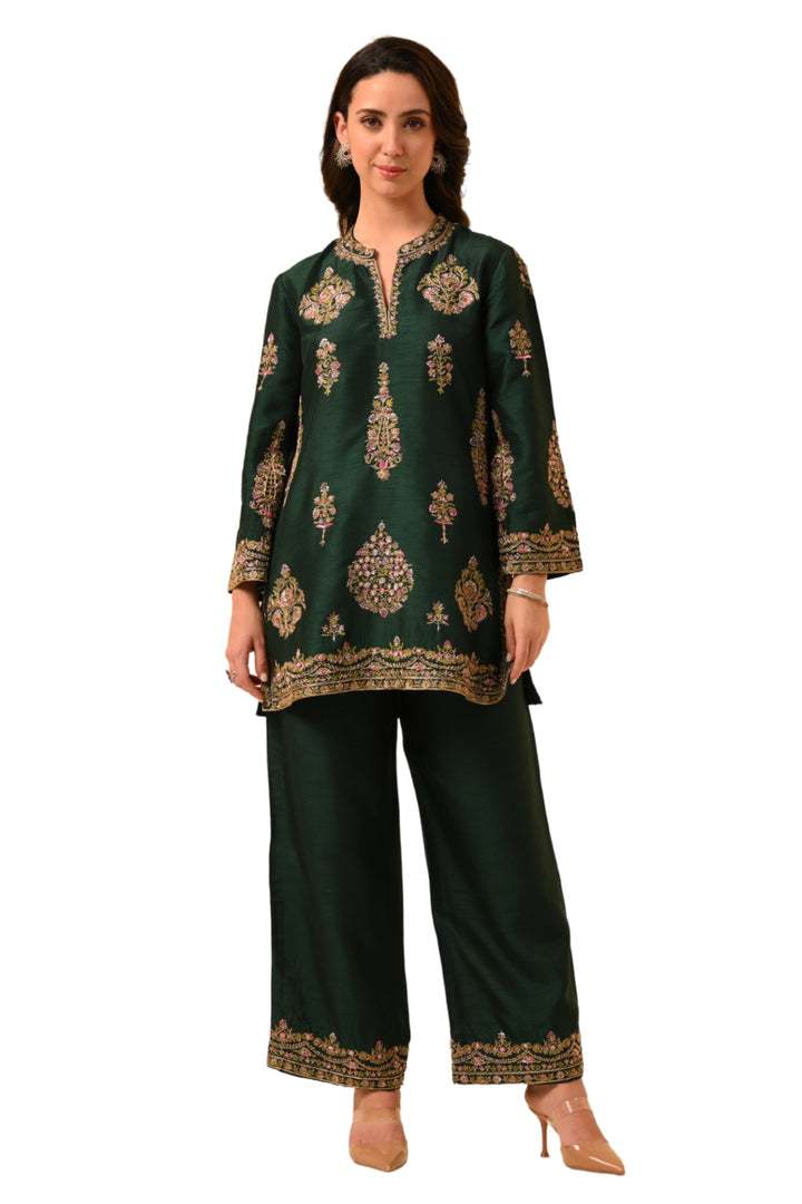 Taroob Kashmiri ki Kali Embroidered Kurta Set