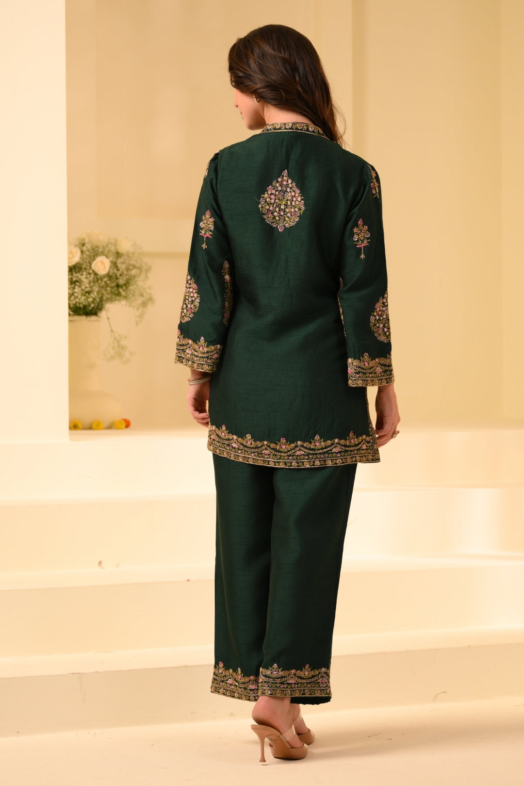 Taroob Kashmiri ki Kali Embroidered Kurta Set