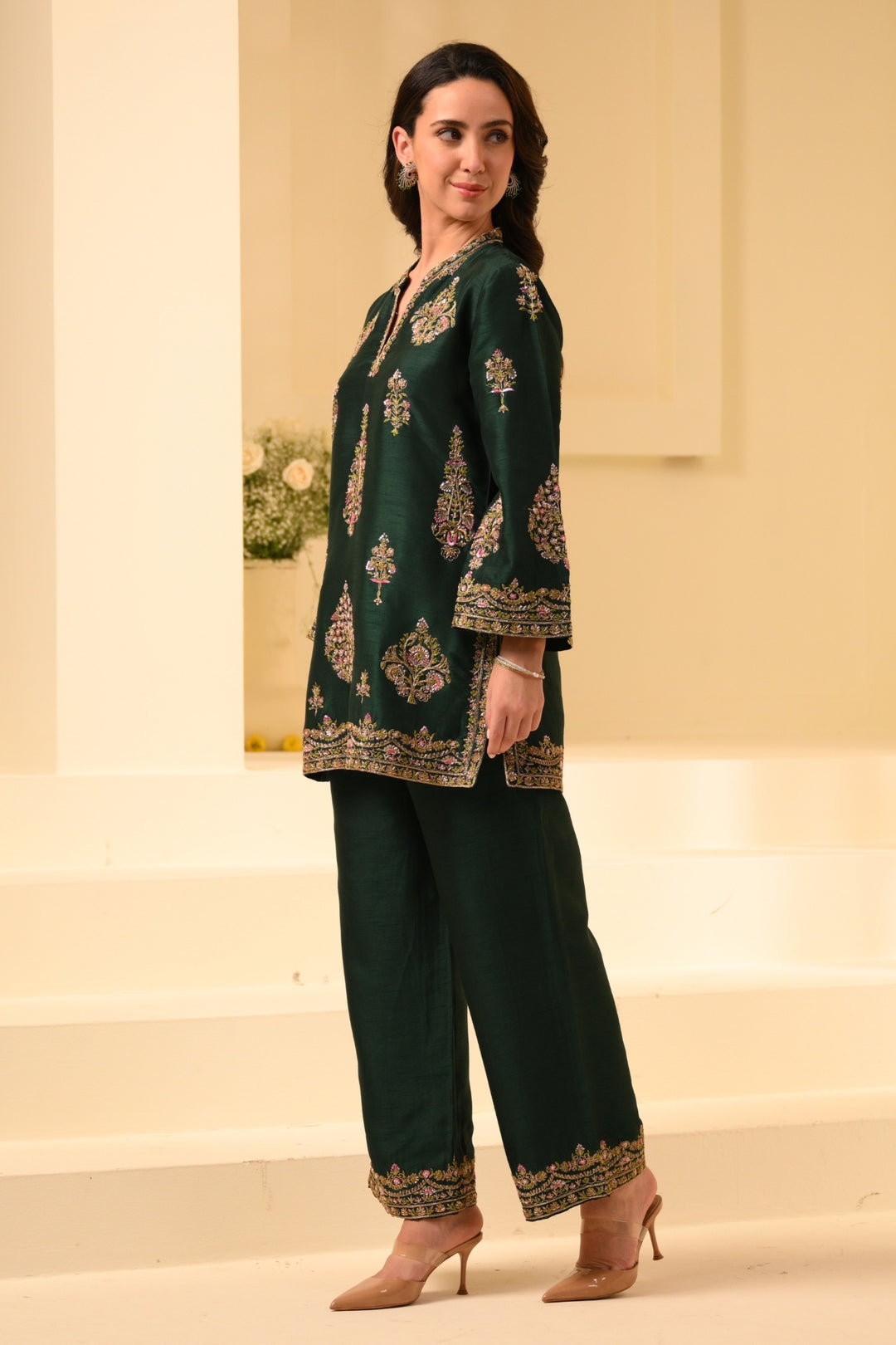 Taroob Kashmiri ki Kali Embroidered Kurta Set