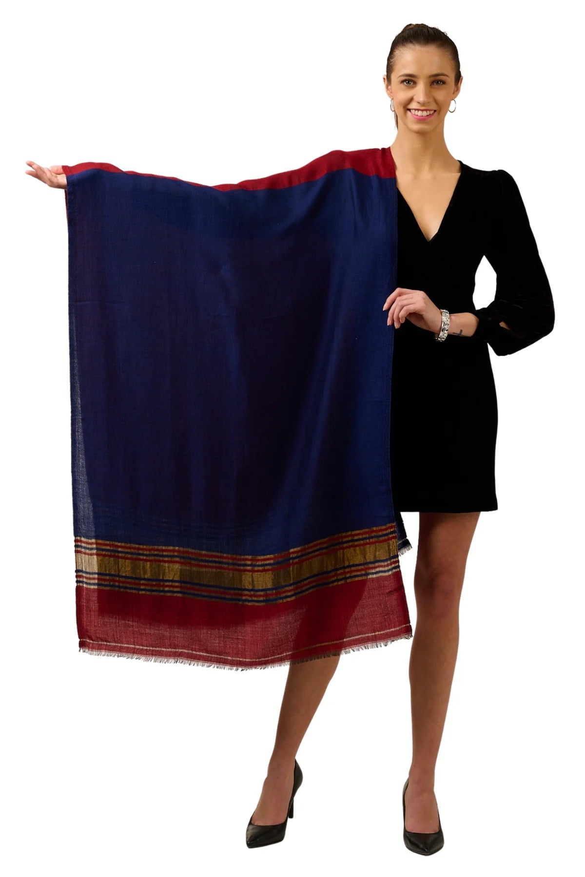 Gift Set of Unisex Kashmiri Wool Zari Stole for Him or Her – Gift Boxes – Detail view | Taroob