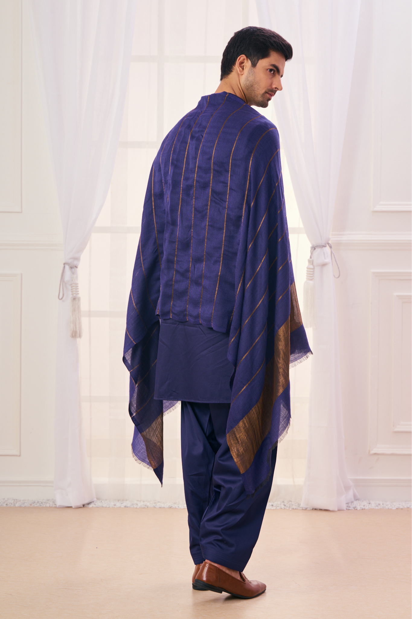 Men's Striper Fine Wool Zari Border Scarf – Zari Stoles – Detail view | Taroob