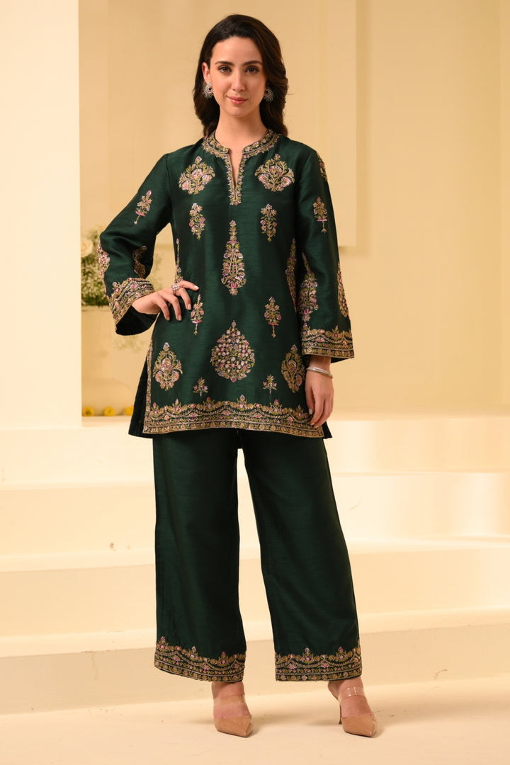 Taroob Kashmiri ki Kali Embroidered Kurta Set