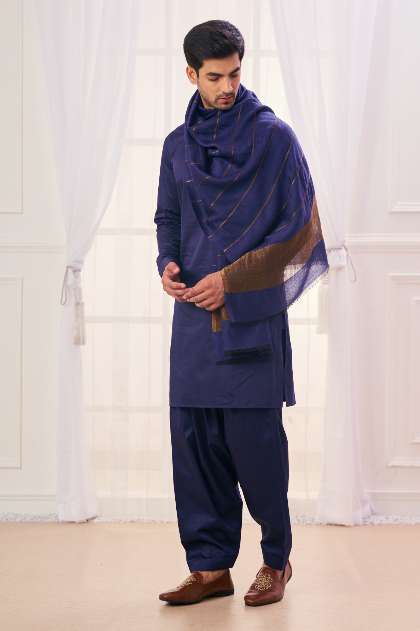 Men's Striper Fine Wool Zari Border Scarf – Zari Stoles – Alternate view | Taroob