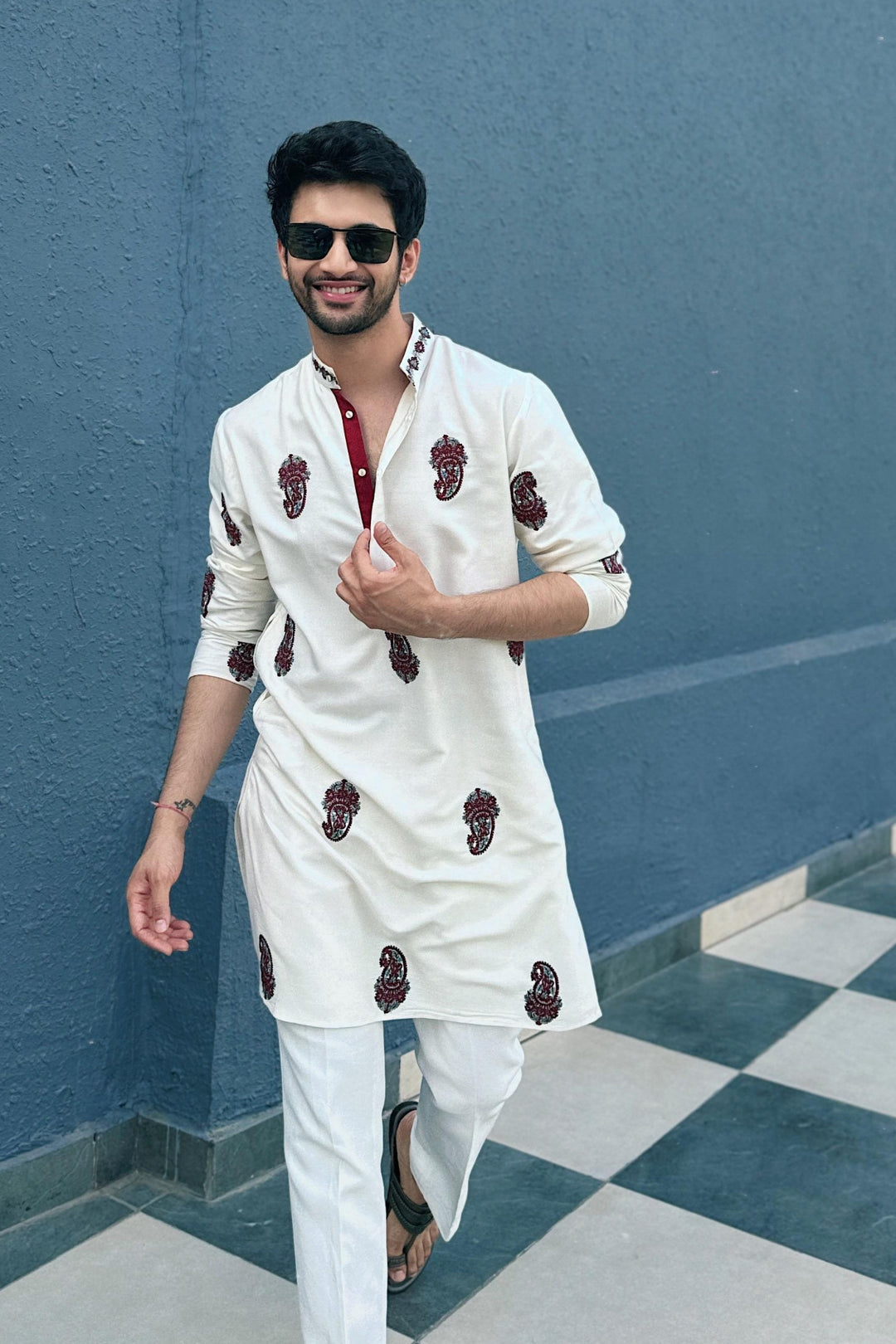 Embroidered Paisley Silk Kurta Pajama Set – Men's – Styling view | Taroob