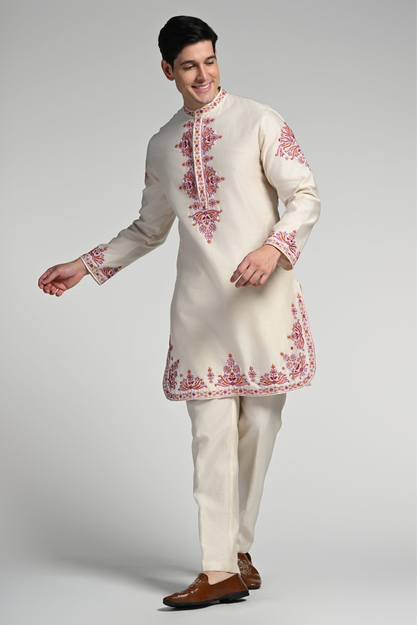 Hand Embroidered Zardozi Kurta Pajama Set – Men's – Image 5 | Taroob