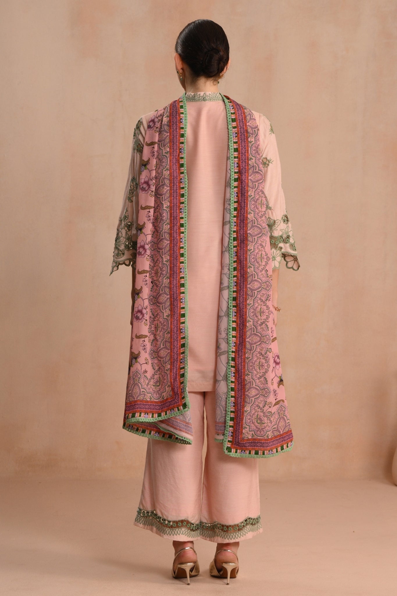 Pink Bagh-e-Gul Embroidered Kurta Set Taroob