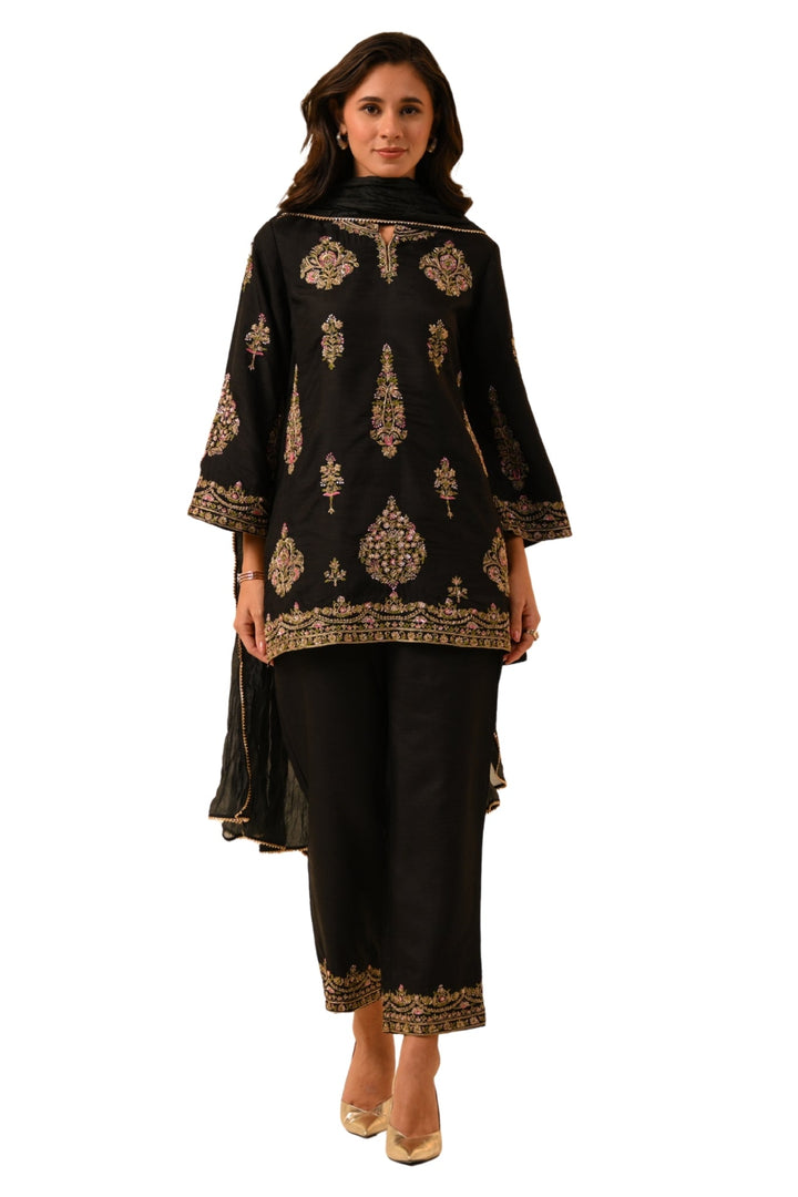 Taroob Kashmiri ki Kali Embroidered Kurta Set