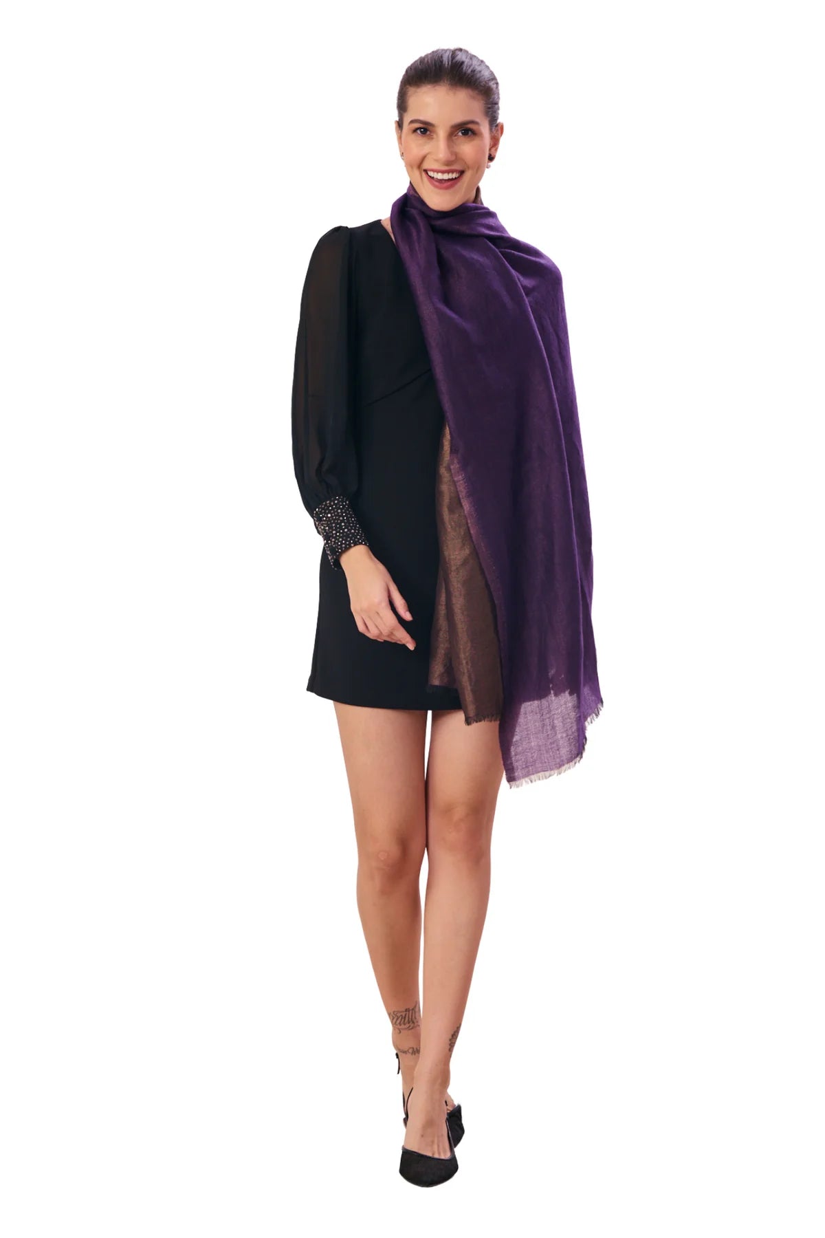Gift Set of Fine Wool Reversible Zari Stole for Her – Women's Gift Boxes for Her – Detail view | Taroob