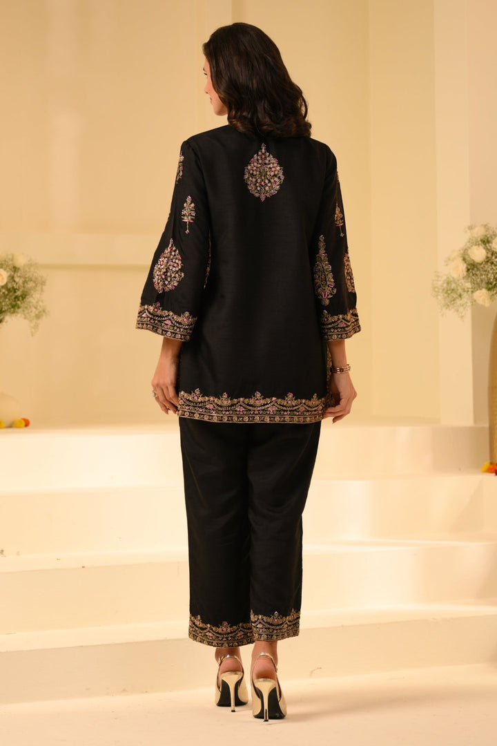 Taroob Kashmiri ki Kali Embroidered Kurta Set