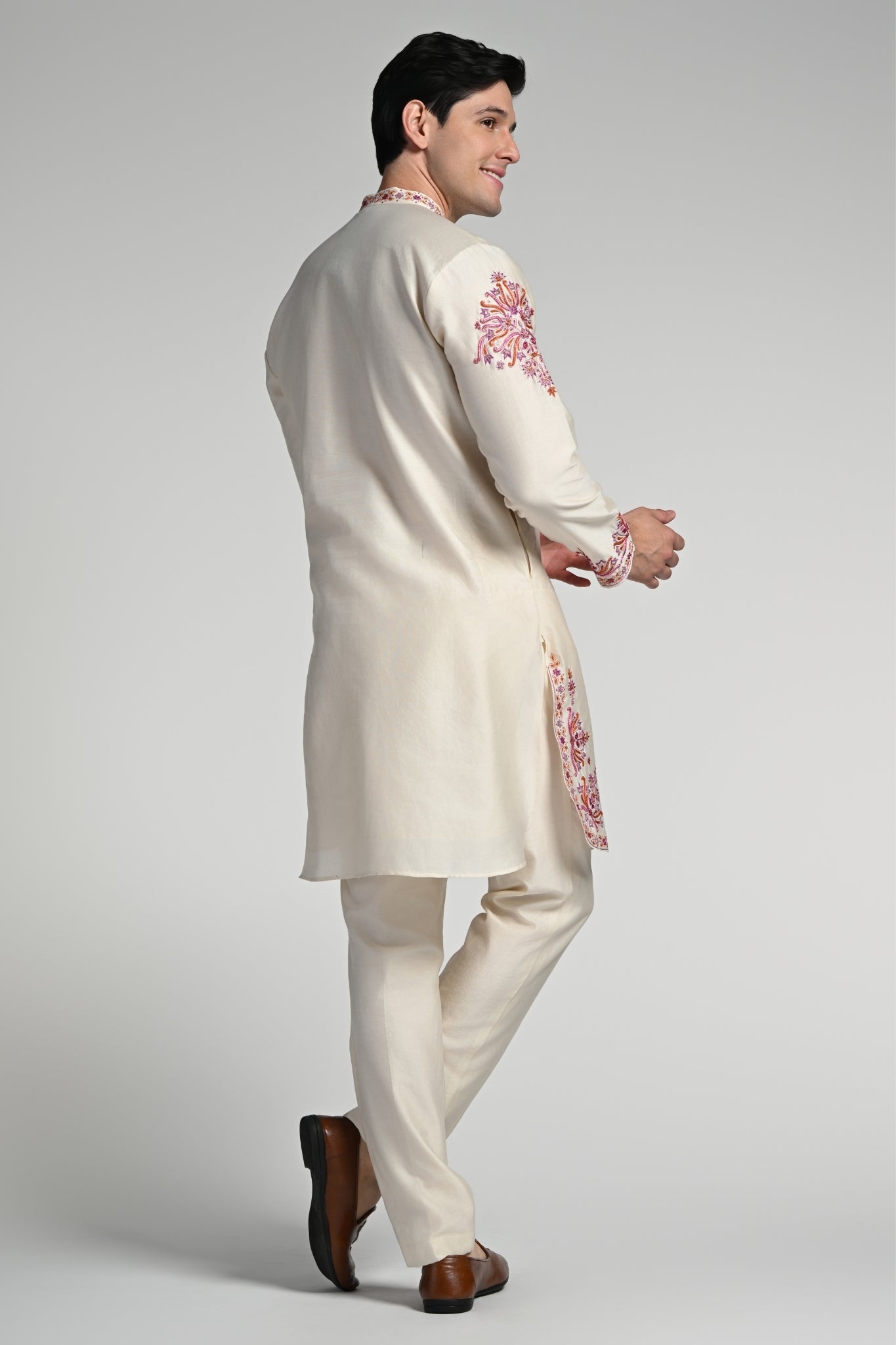 Hand Embroidered Zardozi Kurta Pajama Set – Men's – Image 3 | Taroob