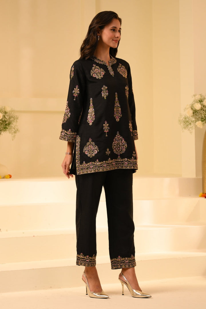 Taroob Kashmiri ki Kali Embroidered Kurta Set