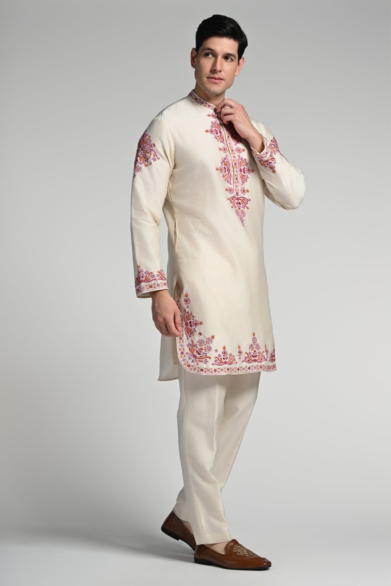 Hand Embroidered Zardozi Kurta Pajama Set – Men's – Image 4 | Taroob