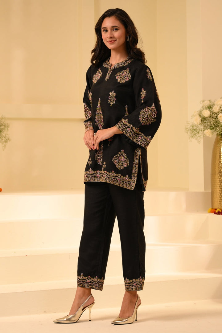 Taroob Kashmiri ki Kali Embroidered Kurta Set