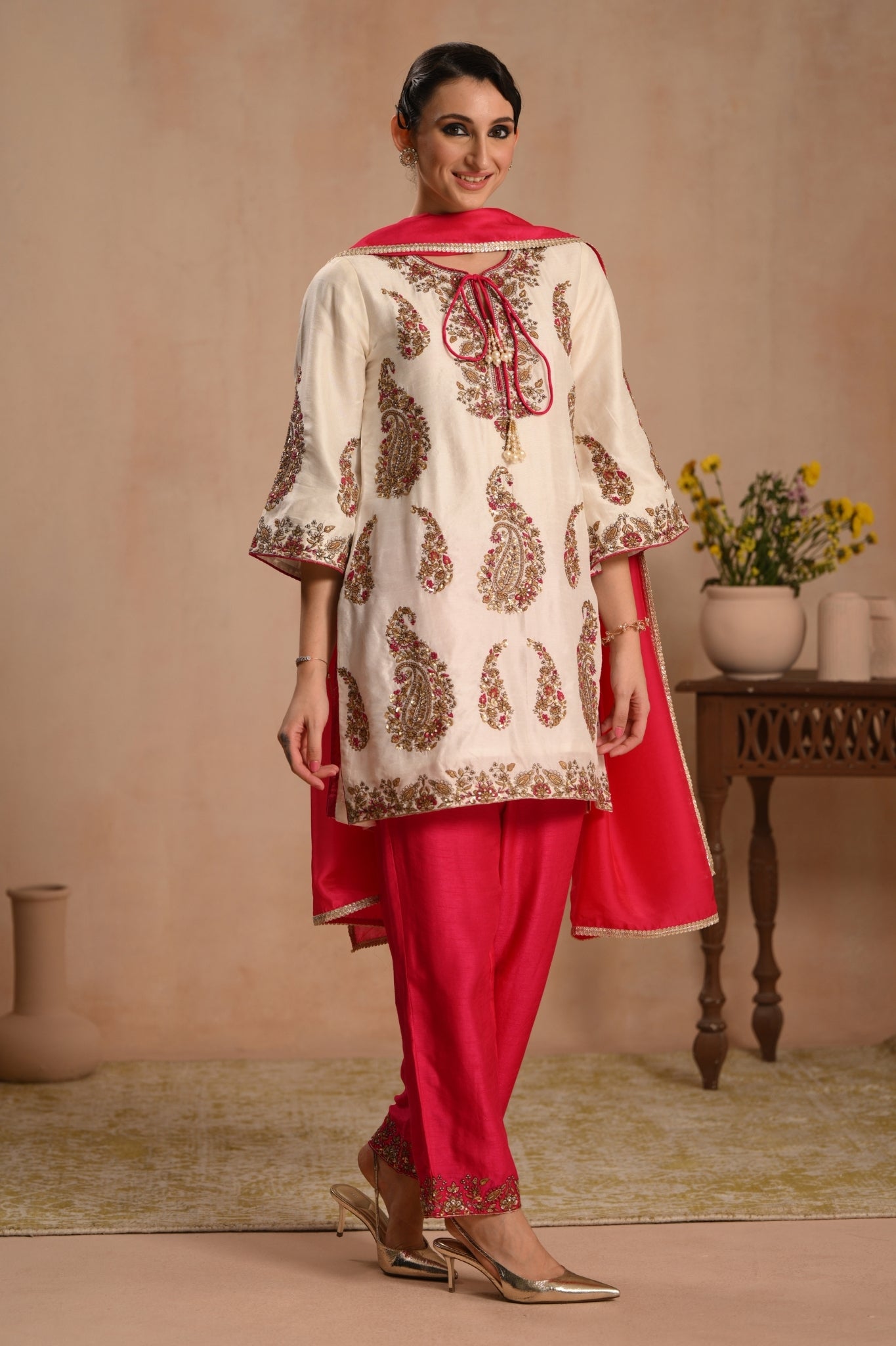 Women's White Zarbaft Hand Embroidered Kurta Set Taroob