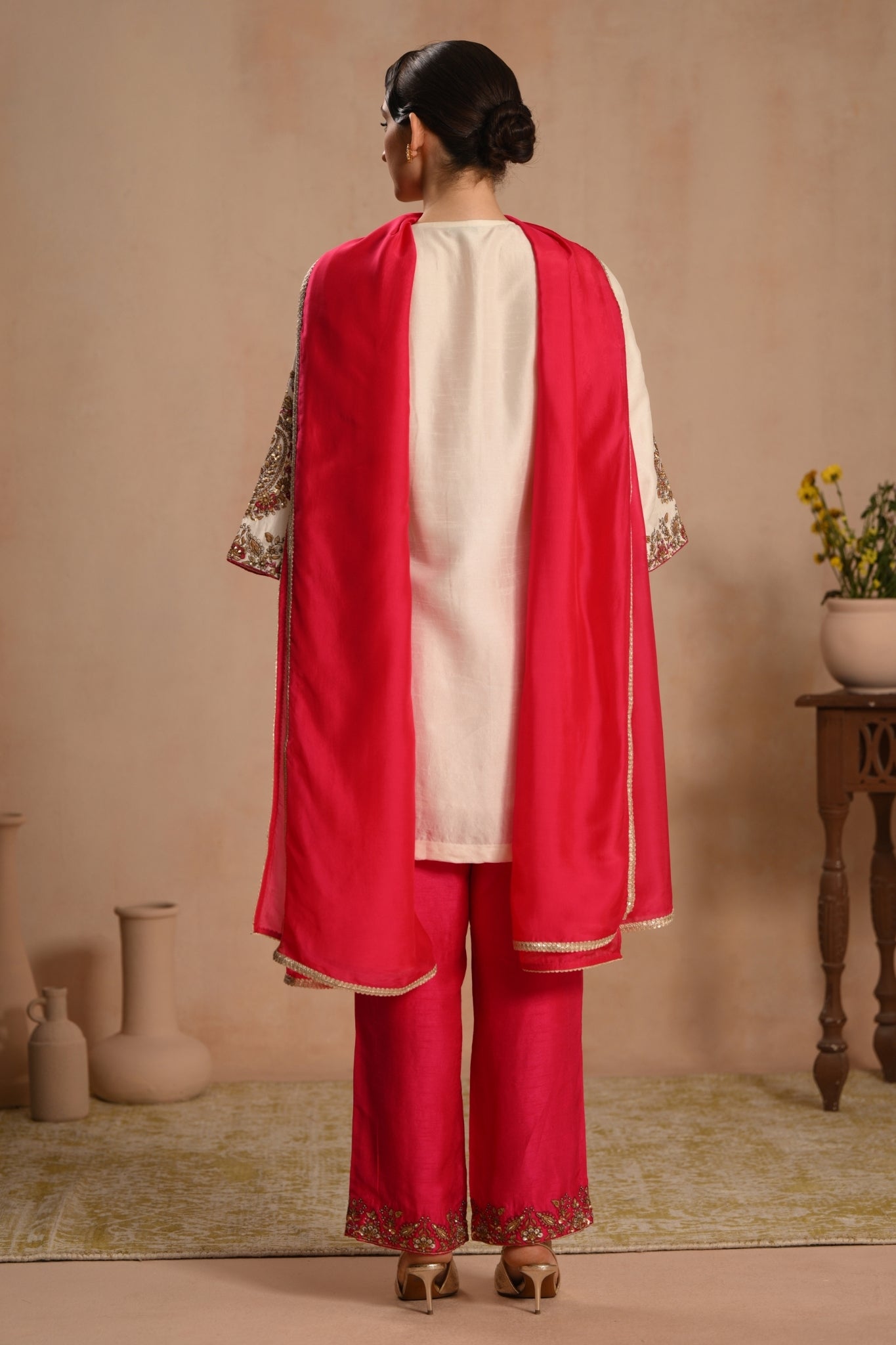 Women's White Zarbaft Hand Embroidered Kurta Set Taroob