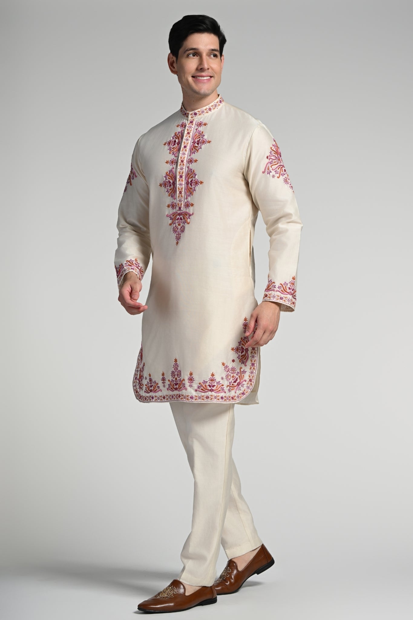 Hand Embroidered Zardozi Kurta Pajama Set – Men's – Image 6 | Taroob