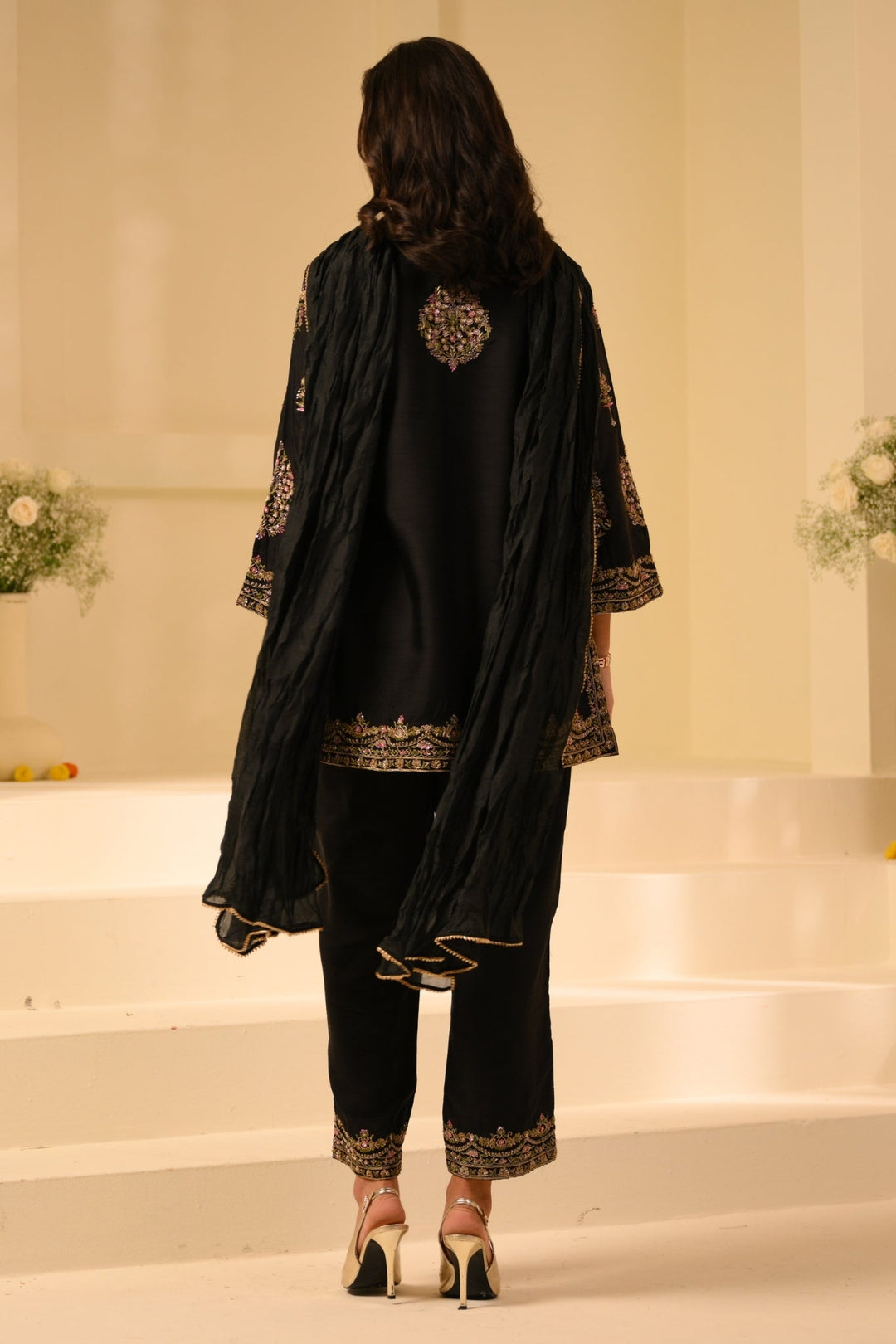 Taroob Kashmiri ki Kali Embroidered Kurta Set