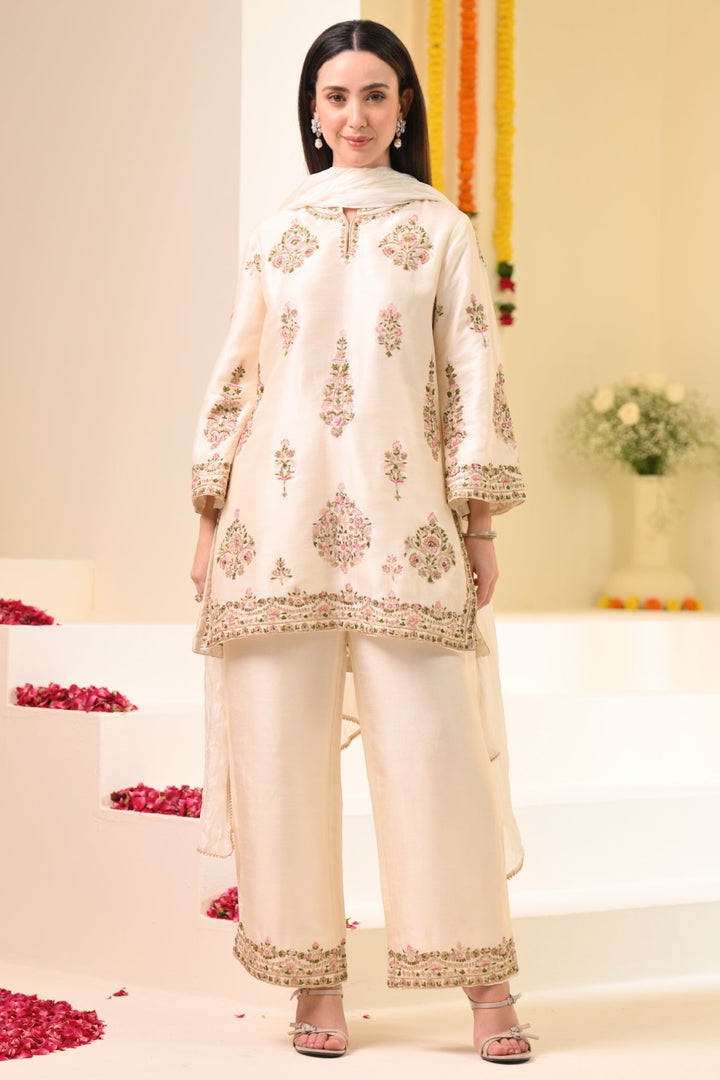 Taroob Kashmiri ki Kali Embroidered Kurta Set