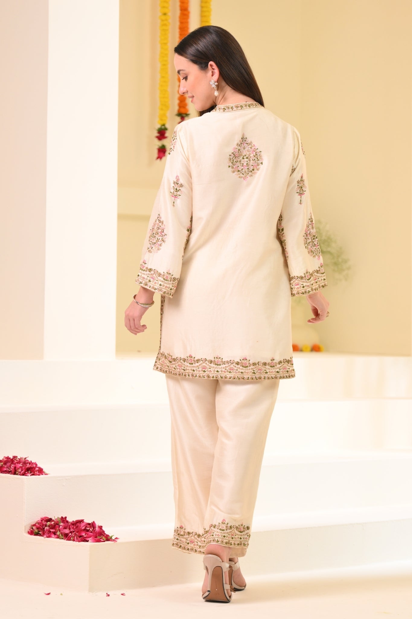 Taroob Kashmiri ki Kali Embroidered Kurta Set